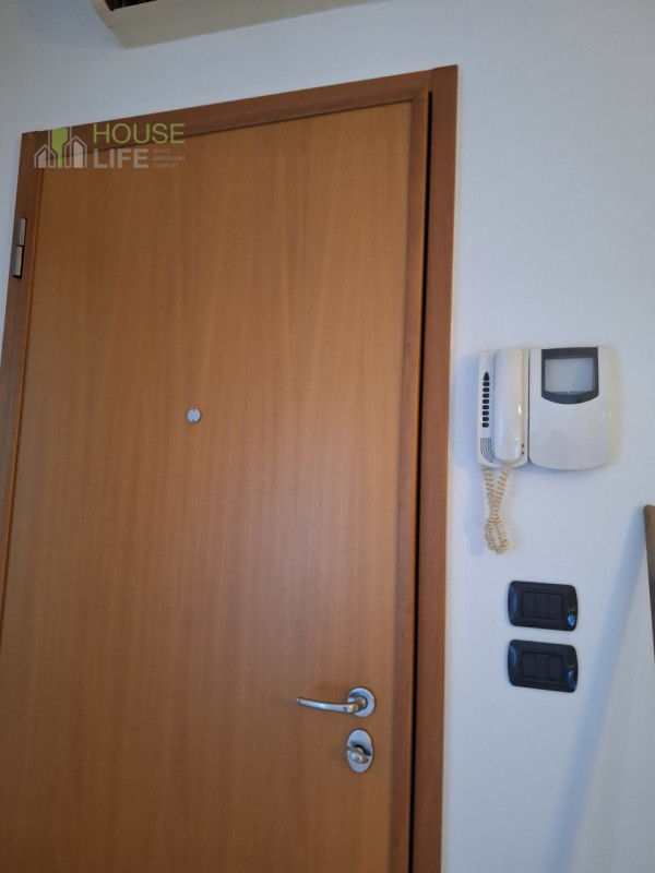 MALO: spazioso APPARTAMENTO BICAMERE al piano primo e ultimo con zona giorno open-space, due bagn...