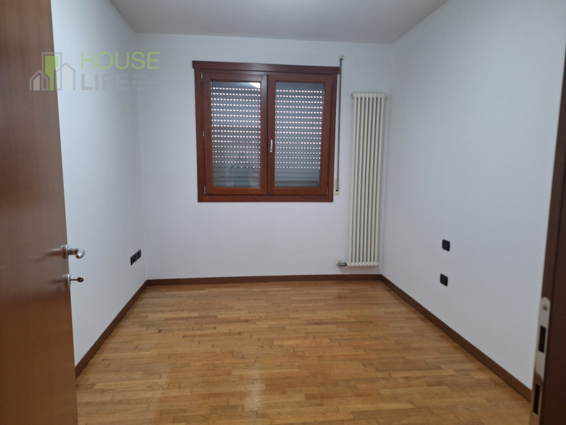 MALO: spazioso APPARTAMENTO BICAMERE al piano primo e ultimo con zona giorno open-space, due bagn...