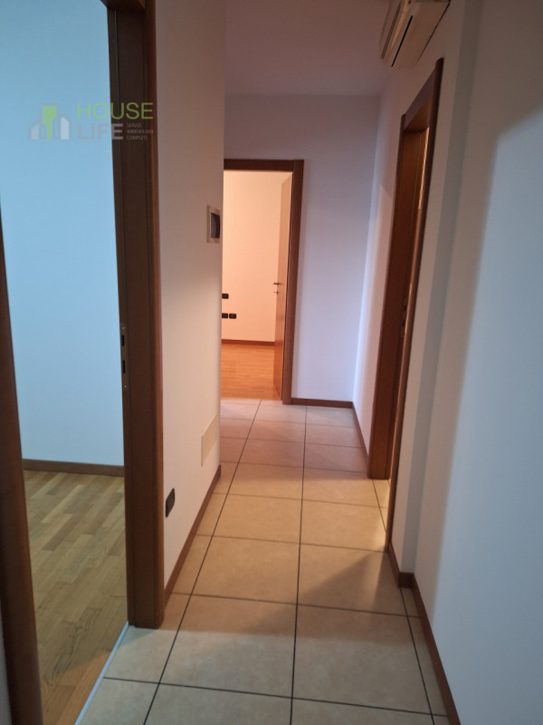 MALO: spazioso APPARTAMENTO BICAMERE al piano primo e ultimo con zona giorno open-space, due bagn...