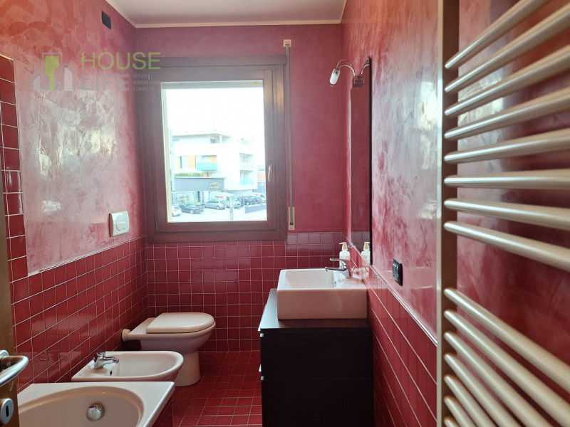 MALO: spazioso APPARTAMENTO BICAMERE al piano primo e ultimo con zona giorno open-space, due bagn...