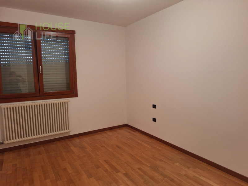 MALO: spazioso APPARTAMENTO BICAMERE al piano primo e ultimo con zona giorno open-space, due bagn...