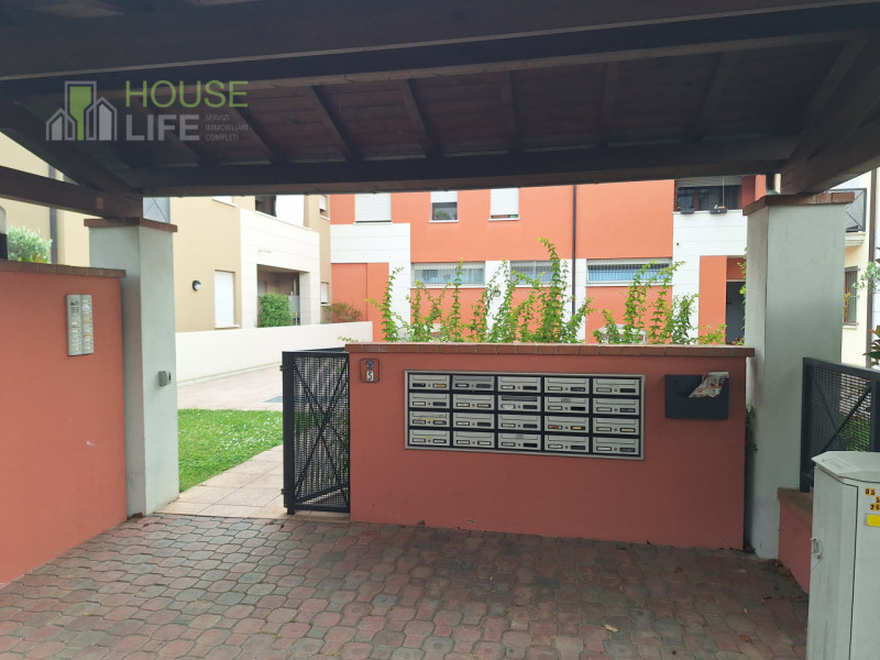 MALO: spazioso APPARTAMENTO BICAMERE al piano primo e ultimo con zona giorno open-space, due bagn...