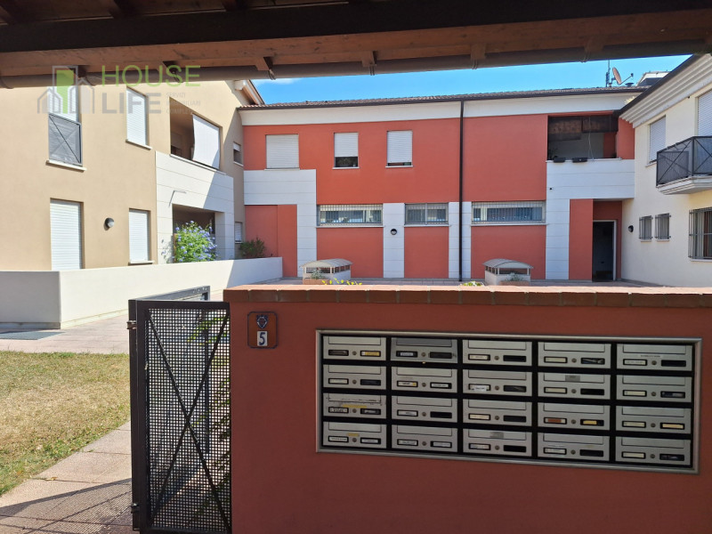 MALO: spazioso APPARTAMENTO BICAMERE al piano primo e ultimo con zona giorno open-space, due bagn...