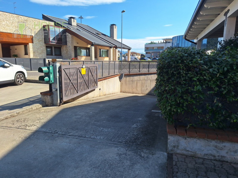 MALO: spazioso APPARTAMENTO BICAMERE al piano primo e ultimo con zona giorno open-space, due bagn...