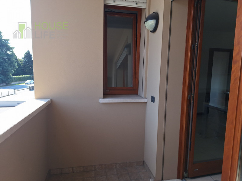 MALO: spazioso APPARTAMENTO BICAMERE al piano primo e ultimo con zona giorno open-space, due bagn...