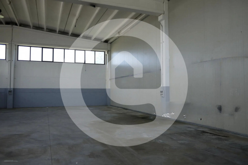 Borgoricco frazione: proponiamo in affitto una porzione di capannone di circa 750 mq. Questo spaz...