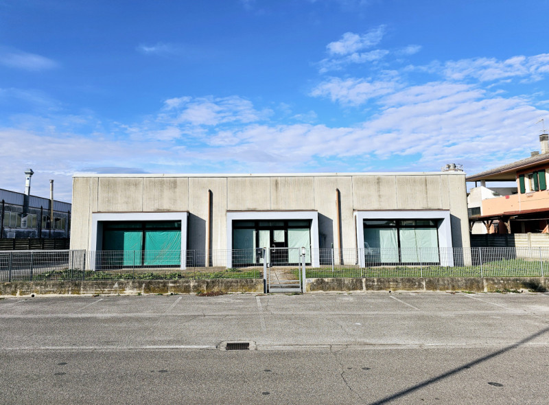 A Borgo Veneto, località Santa Margherita D'Adige, proponiamo in vendita capannone ad uso artigia...
