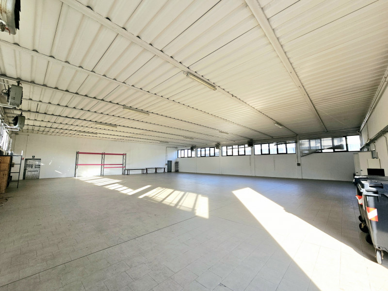 A Borgo Veneto, località Santa Margherita D'Adige, proponiamo in vendita capannone ad uso artigia...