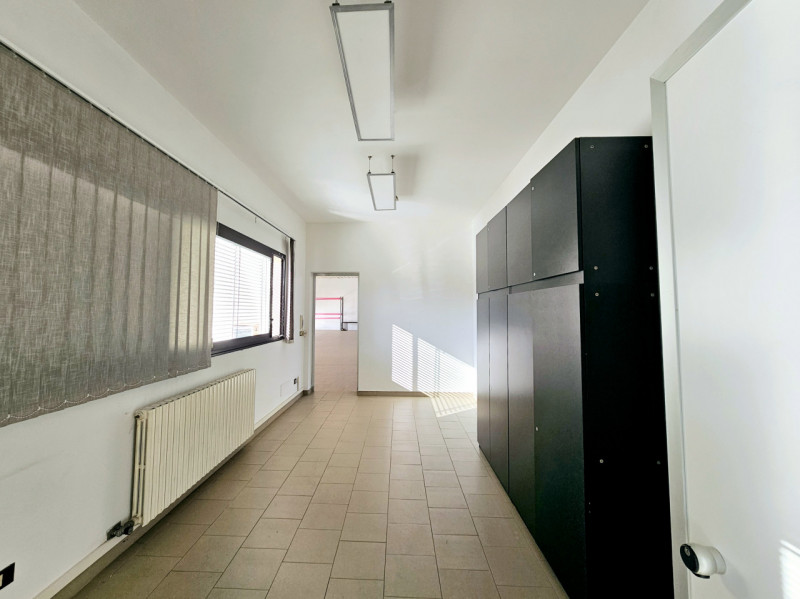 A Borgo Veneto, località Santa Margherita D'Adige, proponiamo in vendita capannone ad uso artigia...