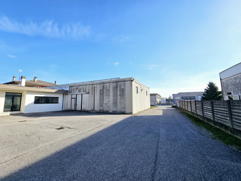 A Borgo Veneto, località Santa Margherita D'Adige, proponiamo in vendita capannone ad uso artigia...