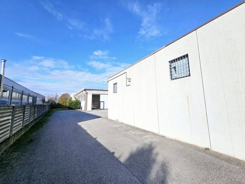 A Borgo Veneto, località Santa Margherita D'Adige, proponiamo in vendita capannone ad uso artigia...