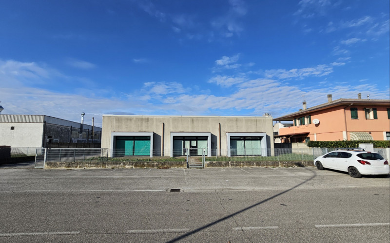 A Borgo Veneto, località Santa Margherita D'Adige, proponiamo in vendita capannone ad uso artigia...