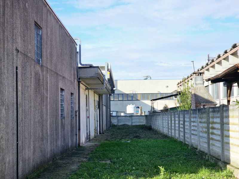 A Borgo Veneto, località Santa Margherita D'Adige, proponiamo in vendita capannone ad uso artigia...