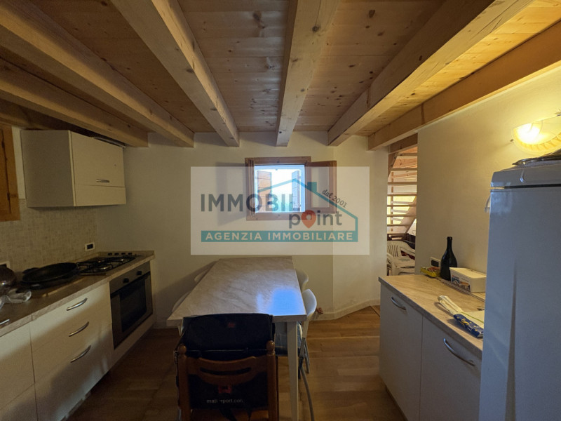 Proponiamo in vendita una porzione di bifamiliare situata in cima a una collina, in posizione tra...