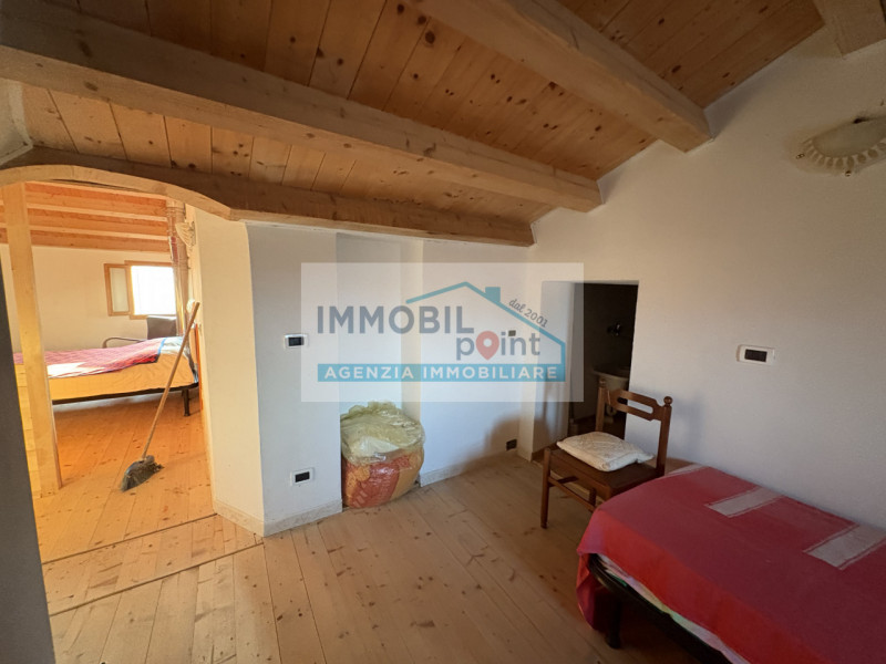 Proponiamo in vendita una porzione di bifamiliare situata in cima a una collina, in posizione tra...