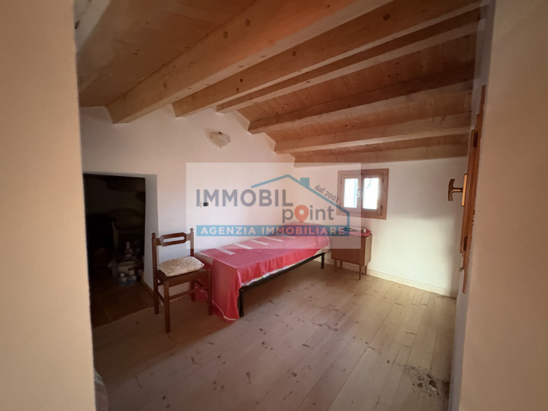 Proponiamo in vendita una porzione di bifamiliare situata in cima a una collina, in posizione tra...