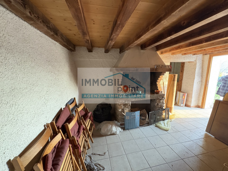 Proponiamo in vendita una porzione di bifamiliare situata in cima a una collina, in posizione tra...