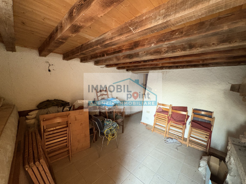 Proponiamo in vendita una porzione di bifamiliare situata in cima a una collina, in posizione tra...