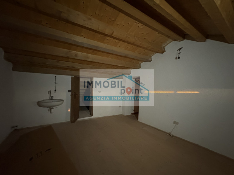 Proponiamo in vendita una porzione di bifamiliare situata in cima a una collina, in posizione tra...