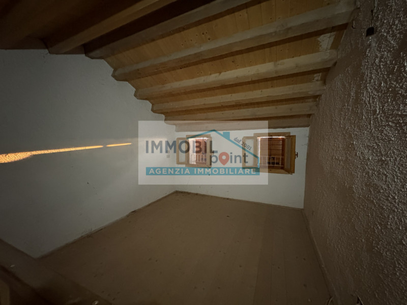 Proponiamo in vendita una porzione di bifamiliare situata in cima a una collina, in posizione tra...