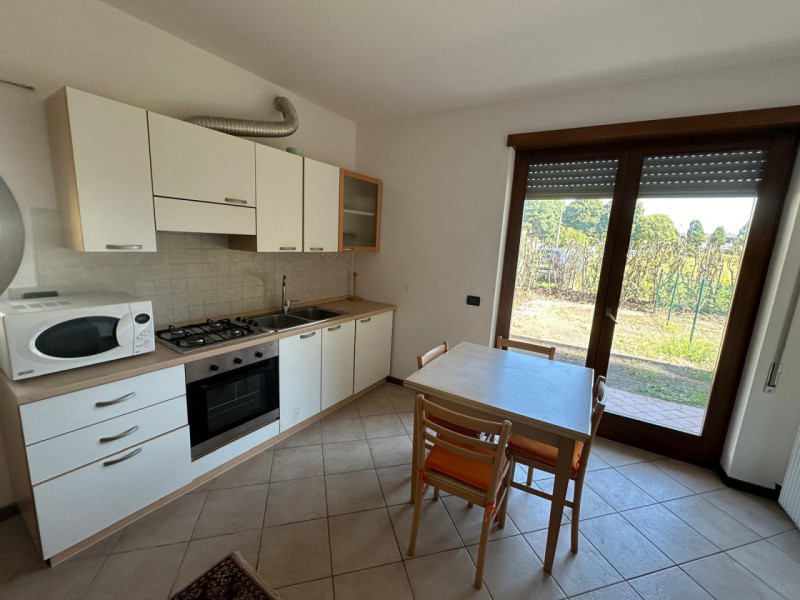 SCHIO - ZONA INDUSTRIALE: MONOLOCALE con giardino piastrellato e posto auto esclusivo all'interno...