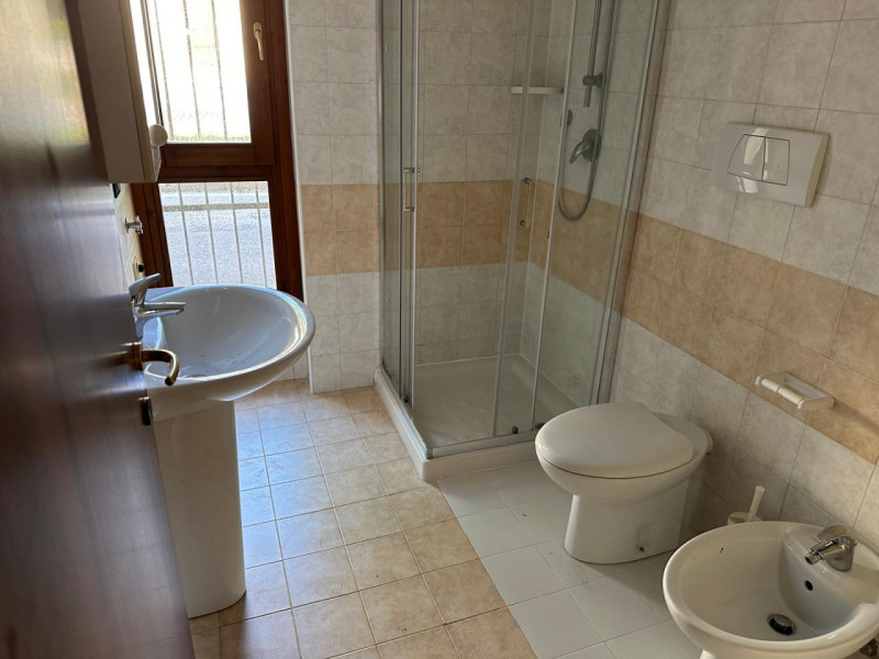 SCHIO - ZONA INDUSTRIALE: MONOLOCALE con giardino piastrellato e posto auto esclusivo all'interno...