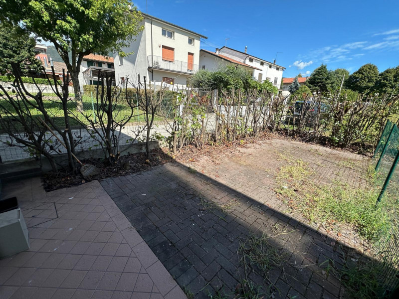 SCHIO - ZONA INDUSTRIALE: MONOLOCALE con giardino piastrellato e posto auto esclusivo all'interno...