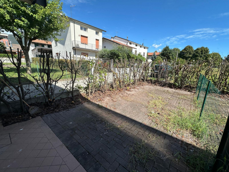 SCHIO - ZONA INDUSTRIALE: MONOLOCALE con giardino piastrellato e posto auto esclusivo all'interno...