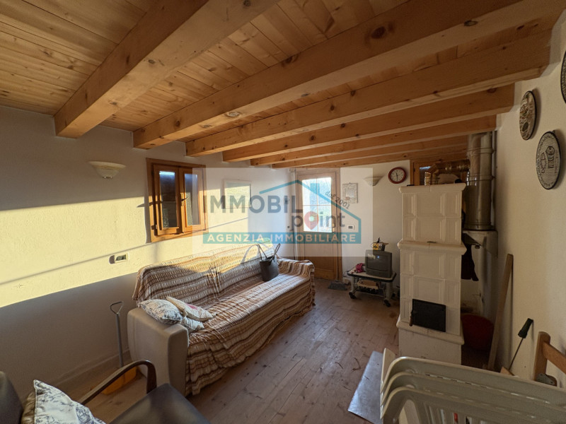 Proponiamo in vendita una porzione di bifamiliare situata in cima a una collina, in posizione tra...