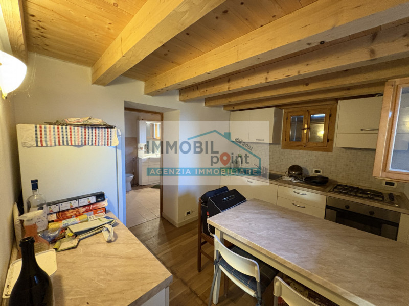 Proponiamo in vendita una porzione di bifamiliare situata in cima a una collina, in posizione tra...