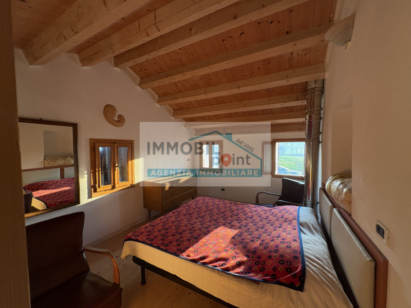 Proponiamo in vendita una porzione di bifamiliare situata in cima a una collina, in posizione tra...