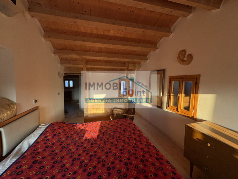 Proponiamo in vendita una porzione di bifamiliare situata in cima a una collina, in posizione tra...