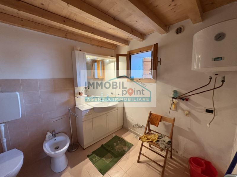 Proponiamo in vendita una porzione di bifamiliare situata in cima a una collina, in posizione tra...