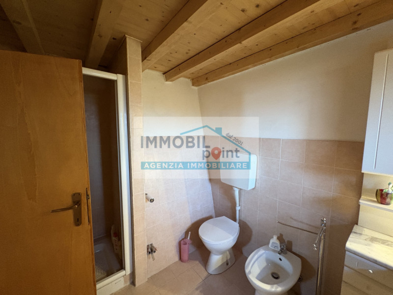 Proponiamo in vendita una porzione di bifamiliare situata in cima a una collina, in posizione tra...