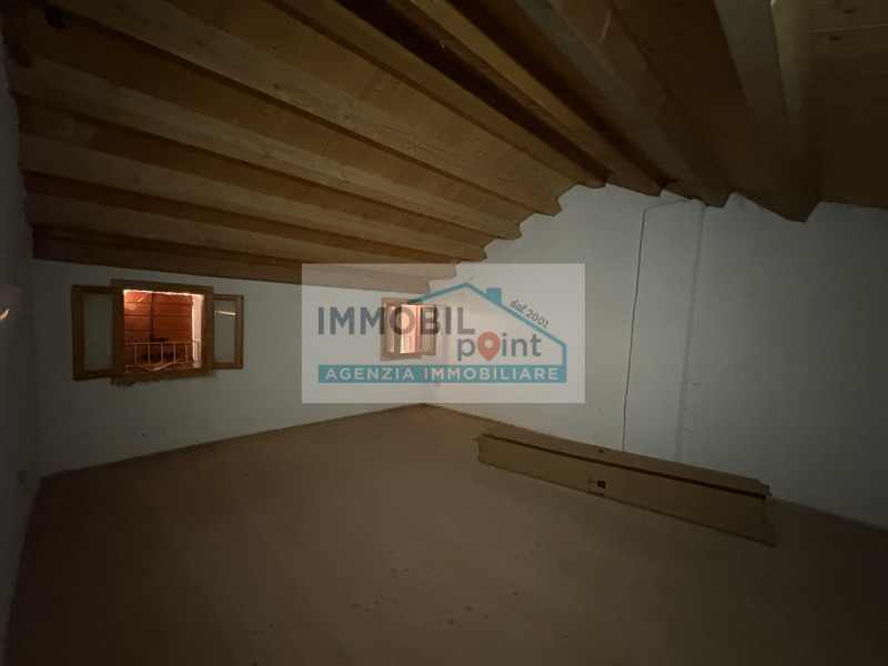 Proponiamo in vendita una porzione di bifamiliare situata in cima a una collina, in posizione tra...