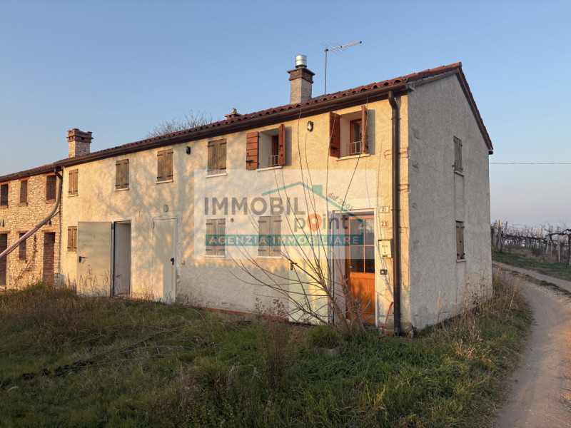 Proponiamo in vendita una porzione di bifamiliare situata in cima a una collina, in posizione tra...