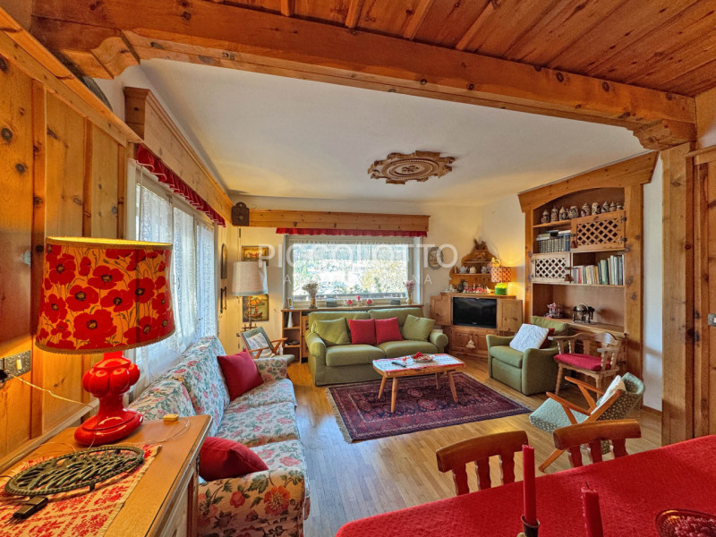 Rif. A5421 - Cortina d'Ampezzo, in posizione esclusiva con accesso diretto alla passeggiata della...