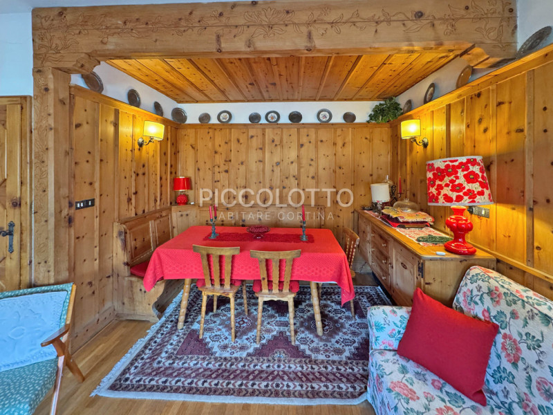 Rif. A5421 - Cortina d'Ampezzo, in posizione esclusiva con accesso diretto alla passeggiata della...