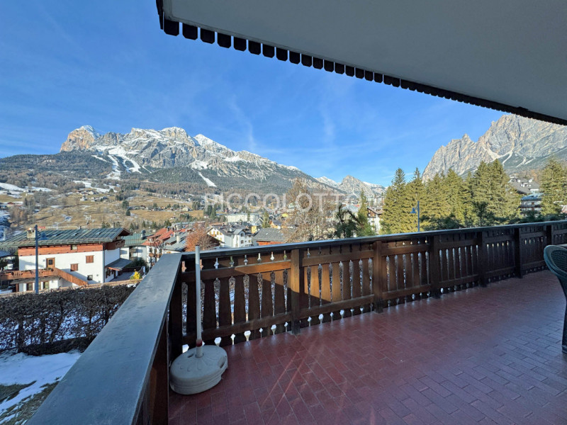 Rif. A5421 - Cortina d'Ampezzo, in posizione esclusiva con accesso diretto alla passeggiata della...