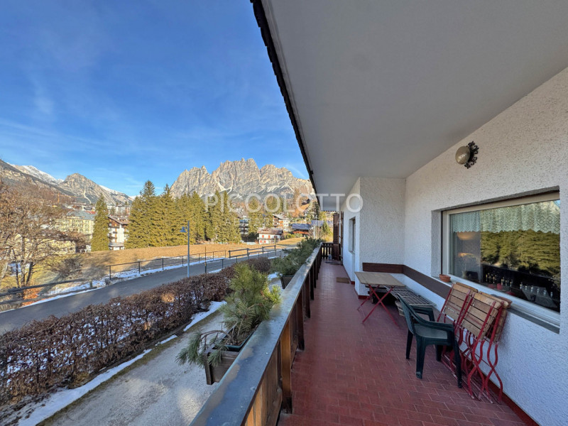 Rif. A5421 - Cortina d'Ampezzo, in posizione esclusiva con accesso diretto alla passeggiata della...