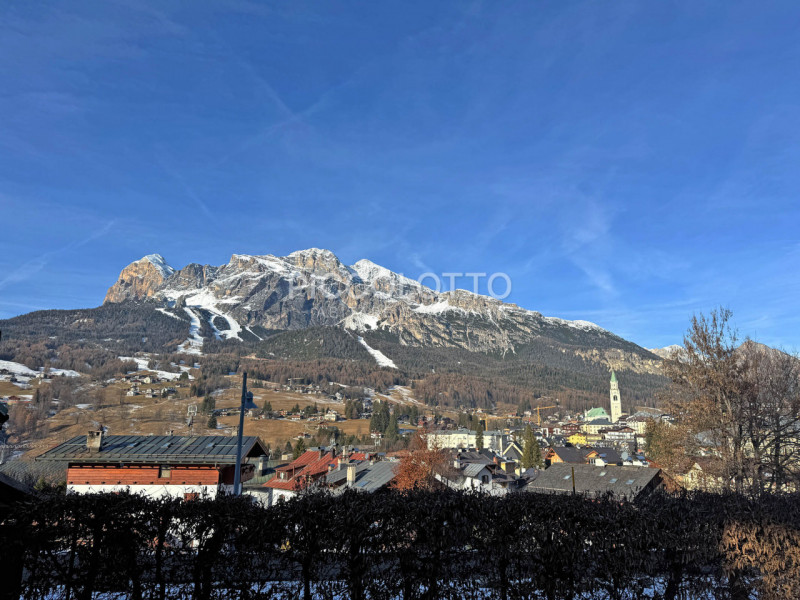 Rif. A5421 - Cortina d'Ampezzo, in posizione esclusiva con accesso diretto alla passeggiata della...