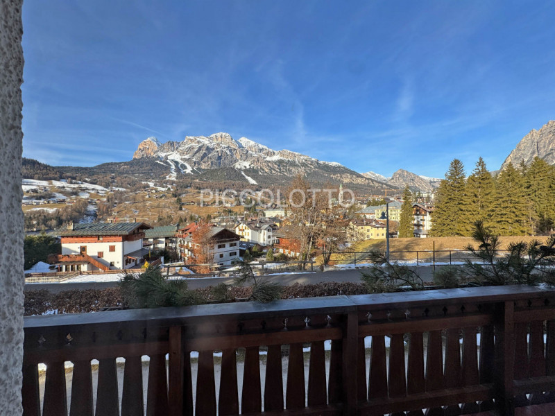 Rif. A5421 - Cortina d'Ampezzo, in posizione esclusiva con accesso diretto alla passeggiata della...