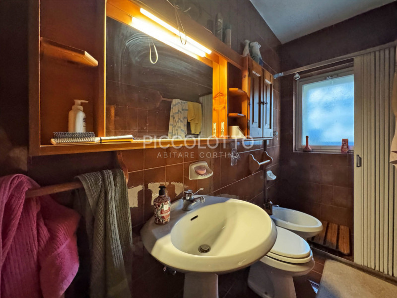 Rif. A5421 - Cortina d'Ampezzo, in posizione esclusiva con accesso diretto alla passeggiata della...