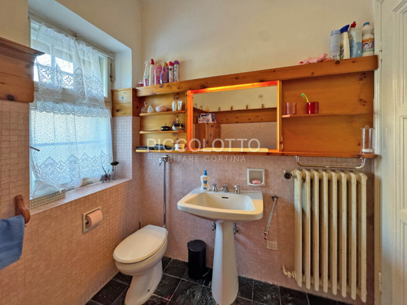 Rif. A5421 - Cortina d'Ampezzo, in posizione esclusiva con accesso diretto alla passeggiata della...