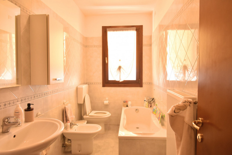 Scopri questo splendido appartamento trilocale situato nel cuore di Cessalto, una delle zone più ...