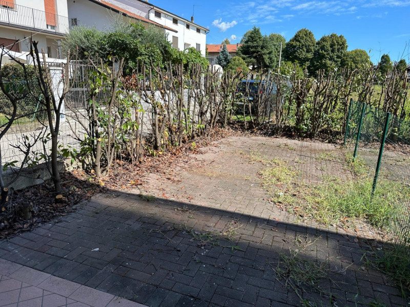 SCHIO: in zona ben servita AFFITTASI MONOLOCALE arredato al piano terra con giardino e posto auto...