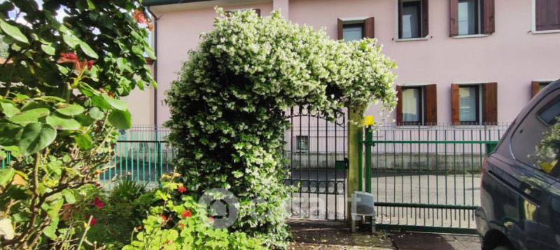 Padova Camin: Vendesi casa singola con giardino privato, garage doppio di 30mq e 2 posti auto est...