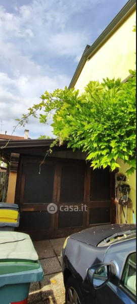 Padova Camin: Vendesi casa singola con giardino privato, garage doppio di 30mq e 2 posti auto est...
