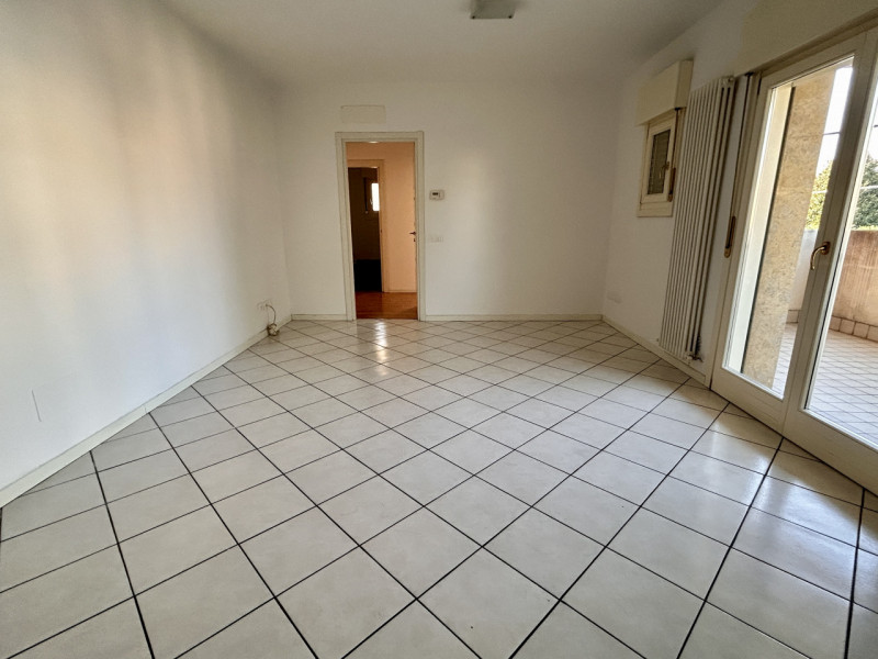 In una posizione comodamente servita, all’interno di una palazzina del 2004, proponiamo in vendit...