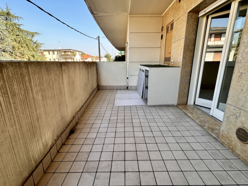 In una posizione comodamente servita, all’interno di una palazzina del 2004, proponiamo in vendit...